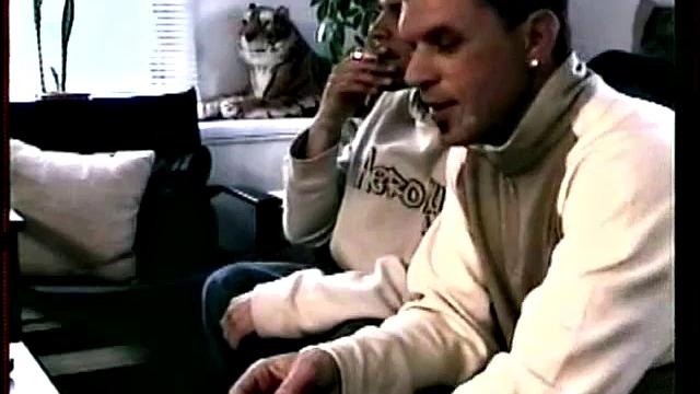 дино ловит мощный отсос от горячего мужика