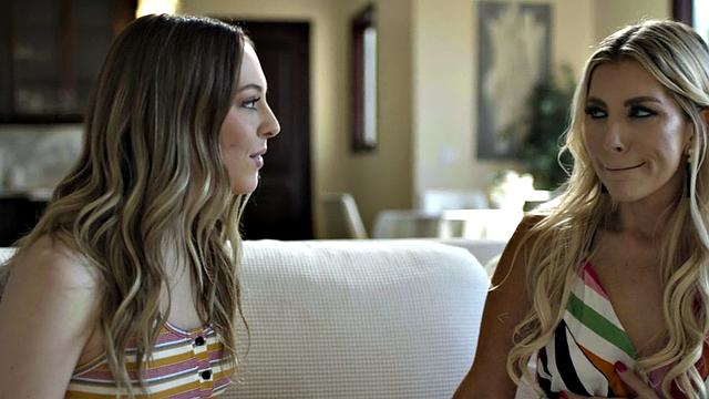 Sinning stepmom scissoring stepdaughter in passionate show