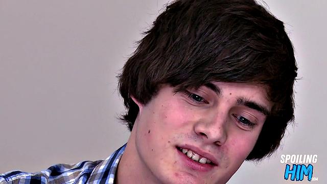 Взрослый гей страстно берет член в рот перед жарким анальным сексом в POV формате.