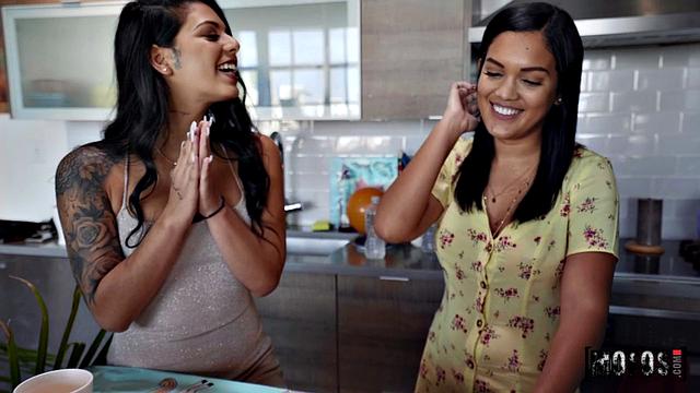 Горячая латинка Gina Valentina изменяет парню на вечеринке и получает глубокий трах в кухне от Zeus'a, пока все празднуют её день рождения.