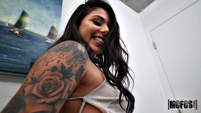 Горячая латинка Gina Valentina изменяет парню на вечеринке и получает глубокий трах в кухне от Zeus'a, пока все празднуют её день рождения.