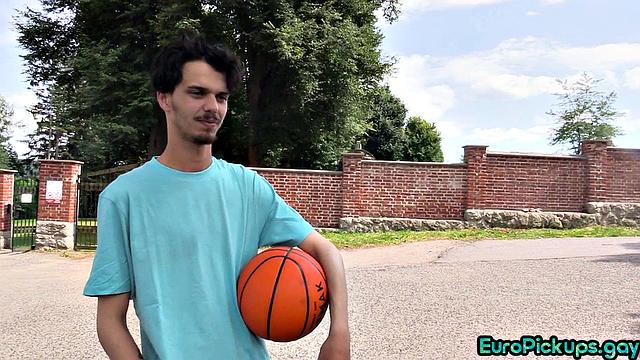 Amateur jock gives handjob to guy