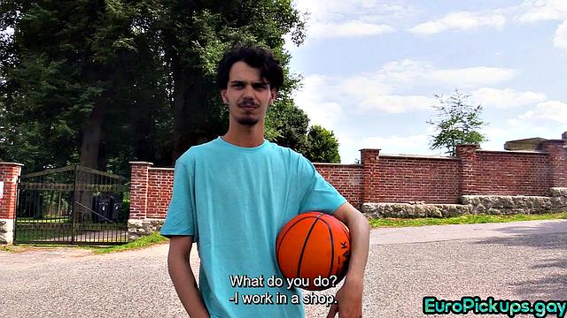 Amateur jock gives handjob to guy