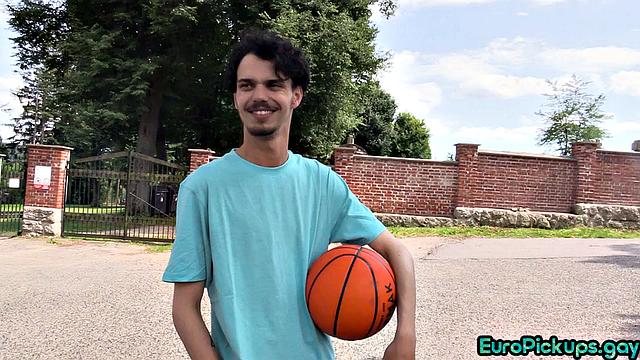 Amateur jock gives handjob to guy