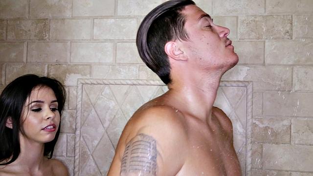 Тейлор Рид застукана в душе: сводный брат трахает её как зверь