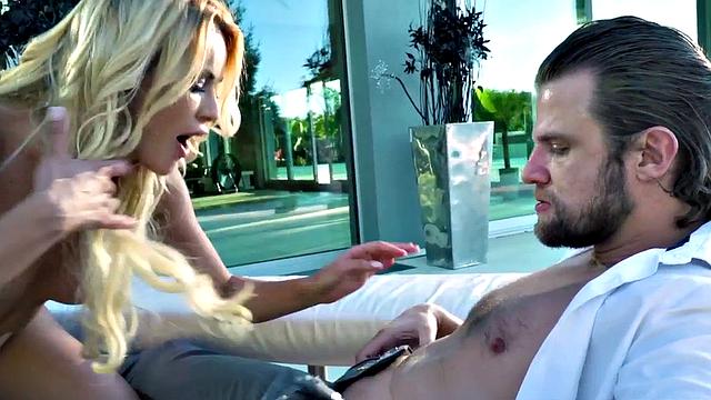 Blondie eurobabe analsmashed outdoors