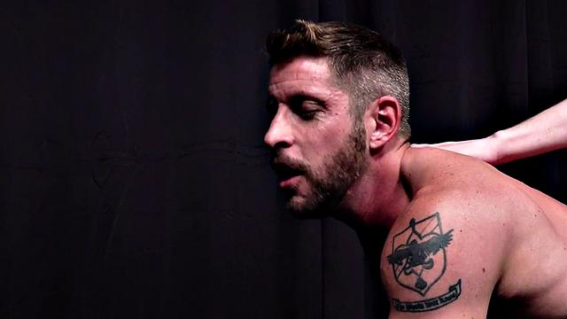 твинг вылизывает жопу качку и шпилит его без резины - вот это напор