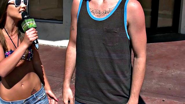 татушная брюнетка сперва ловит пальчик на скорости, потом получает по-собачьи - мойка авто вышла горячей