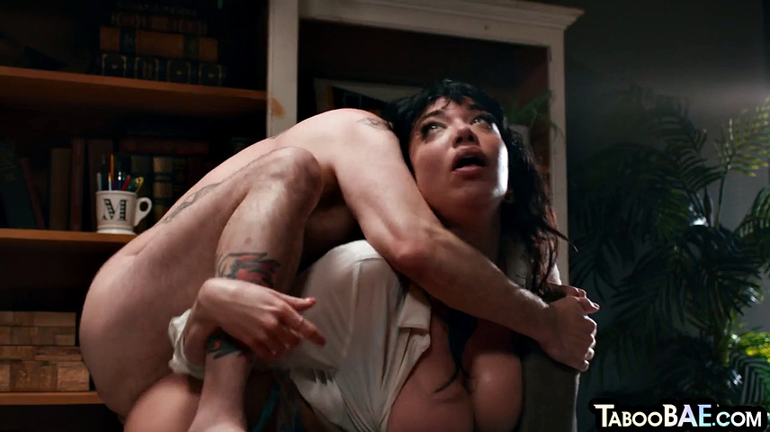 Пышногрудая любовница скачет на члене парня и строит глазки - настоящее шоу для взрослых зрителей с юмором и страстью.