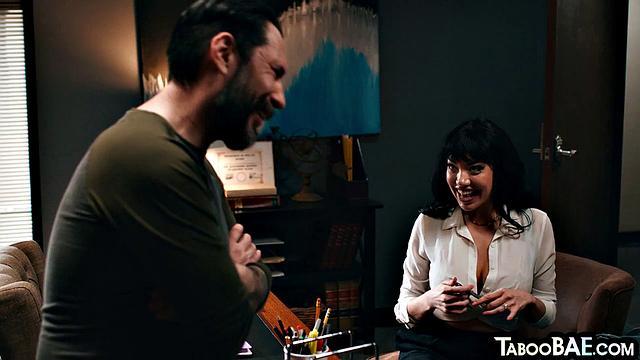 Пышногрудая любовница скачет на члене парня и строит глазки - настоящее шоу для взрослых зрителей с юмором и страстью.