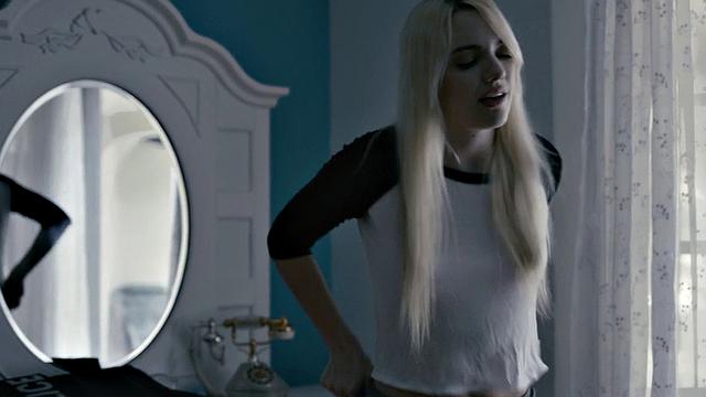 Татуированная красотка лижет подруге перед жарким 69