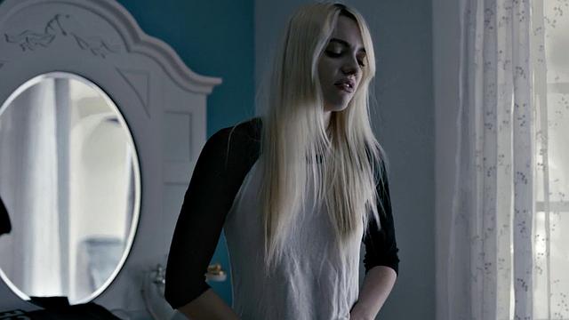 Татуированная красотка лижет подруге перед жарким 69