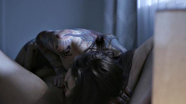 Tattooed beauty pussylicking girlfriend in erotic couple