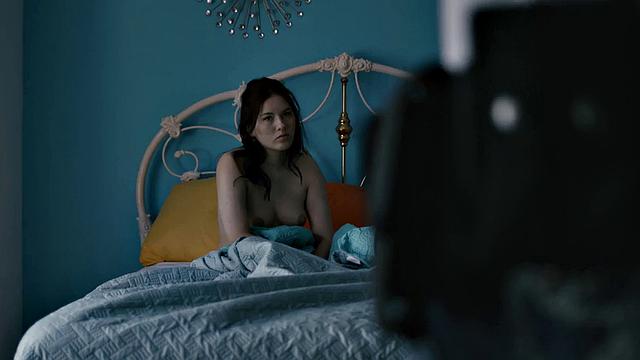 Tattooed beauty pussylicking girlfriend in erotic couple