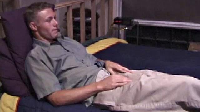 Justin's going through the worst dry spell of his life. There are hot chicks everywhere, but none look his way. Well, his bad luck is our good fortune. This sweetie lets him let out all his sexual tension by tugging on his dick.