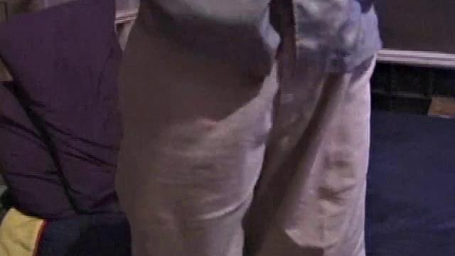 Джастин переживает худший сухой период в жизни. Вокруг куча горячих телок, но никто не обращает на него внимания. Но наша удача - его неудача. Эта малышка даёт ему спустить всю свою сексуальную напрягу, дрочит ему.