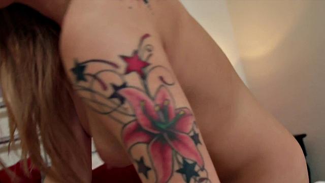 татуированная шалунья стебётся и заглатывает по полной на pov