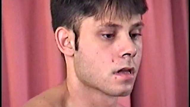 Диллон устроил весёлую гей-дрочку на камеру, будто никого вокруг нет - и в конце показал результат.