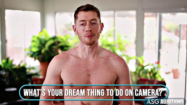 рыжий качок жестко трахает татуированного парня без резины