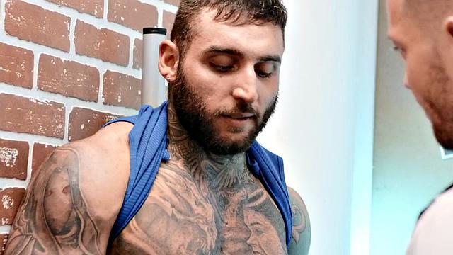 Tattooed hunk fucks stud's anal hole after deepthroating