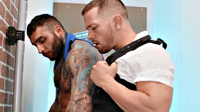 Tattooed hunk fucks stud's anal hole after deepthroating