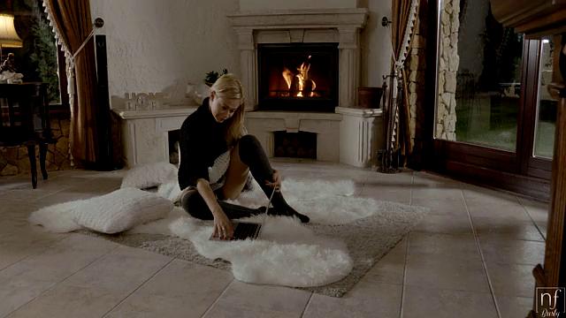 блондинка в белье глубоко сосёт и дрочит член