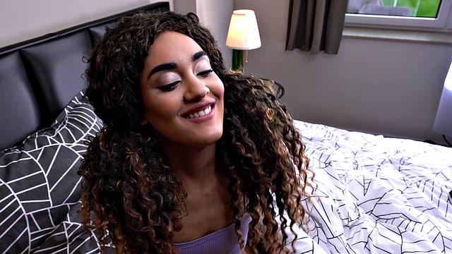 падчерица попалась и сразу разгорячила отчима на диване