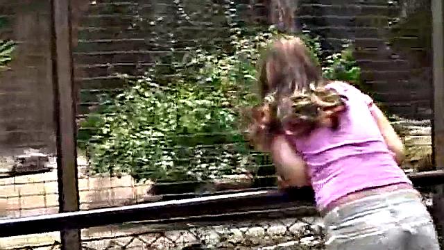 Блондинка мастурбирует пальцами на природе и кончает сама себе удовольствие.