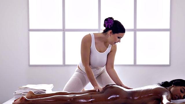 Les masseuse seduces ebony client's wet pussy before scissoring