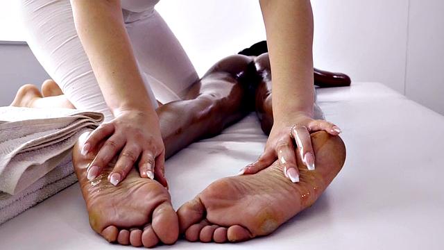 Les masseuse seduces ebony client's wet pussy before scissoring