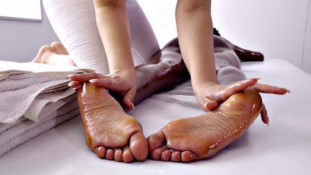 Les masseuse seduces ebony client's wet pussy before scissoring