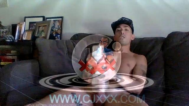 Адам Росс дрочит свой толстый член игрушками и мощно кончает