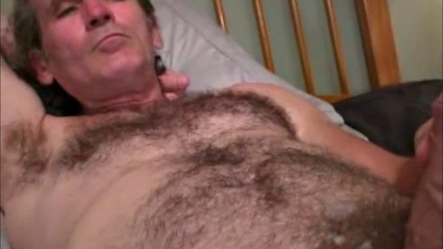 Ларри не удержался и выплеснул на зрелого любовника