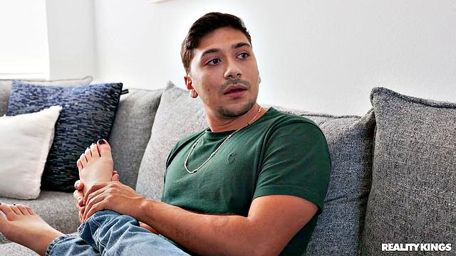 горячая горничная соблазняет подругу и устраивает тройничок