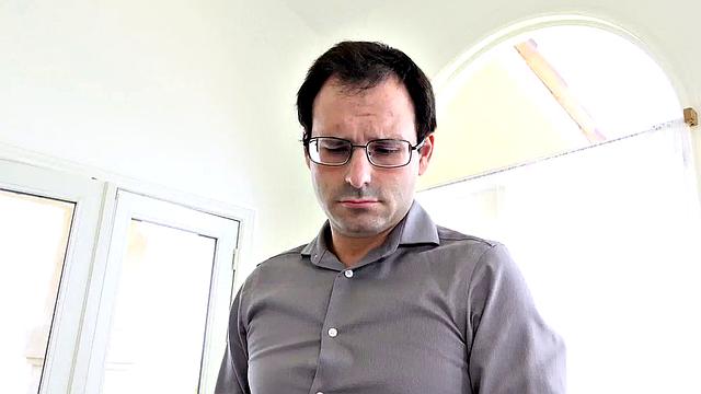 Алексис Фокс унижает куколда и трахается с любовником у него на глазах