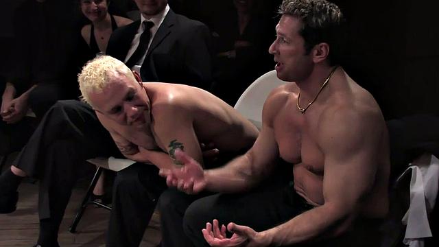 слепая красотка с повязкой получает двойное проникновение на глазах у маскированных зрителей