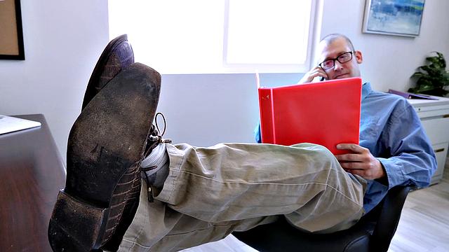 офисная блондинка с большими сиськами трахает босса между грудей и ловит сперму на лицо