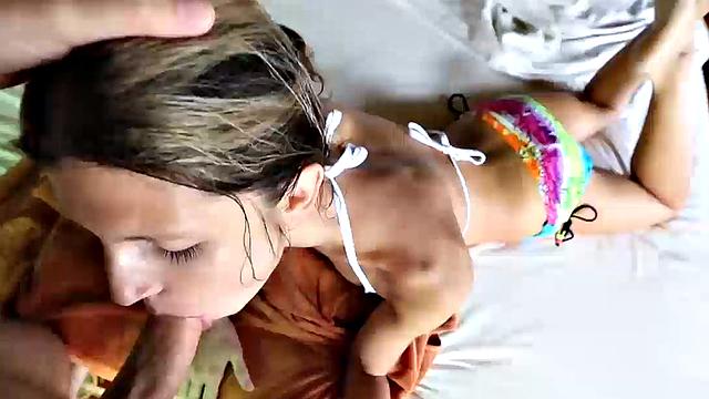 Глянцевая блондинка превращается в жадную шлюху под объективом фотографа