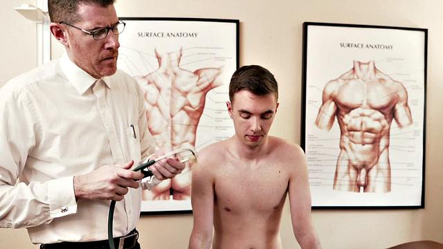 Tiny twink fingered on ultra sound by doctor in infirmary