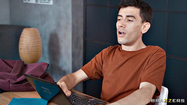 похотливая блондинка отсасывает под столом и получает жёстко между полками