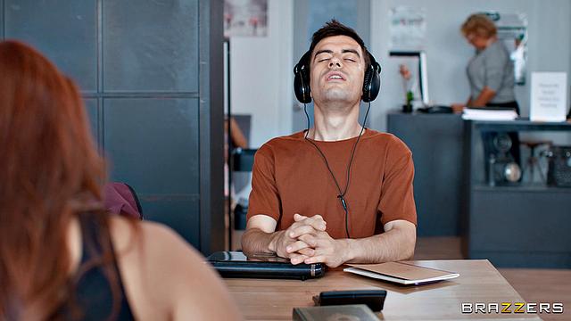 похотливая блондинка отсасывает под столом и получает жёстко между полками