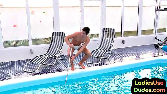 смотри, как британские госпожи трахают лузера страпоном на людях