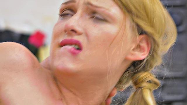 блондинка-стилистка трахается с клиентом в салоне, жестко в анал