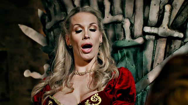 королева сексей принимает всех в себя ради трона