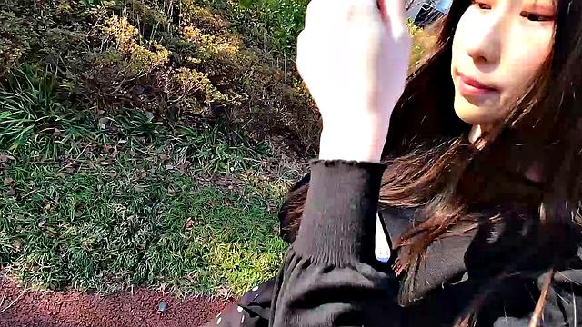 Gravure model Hitomi Kanzaki gets soapy in the shower