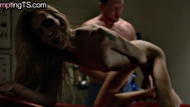 Транс-пациентка получает анальный секс и римминг от врача в кабинете