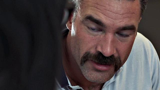 Озорные родственники жадно сосут толстый хуй по самой глотке