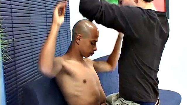 Рейнел трахается с Франком по-гейски, без резинки и по-взрослому.