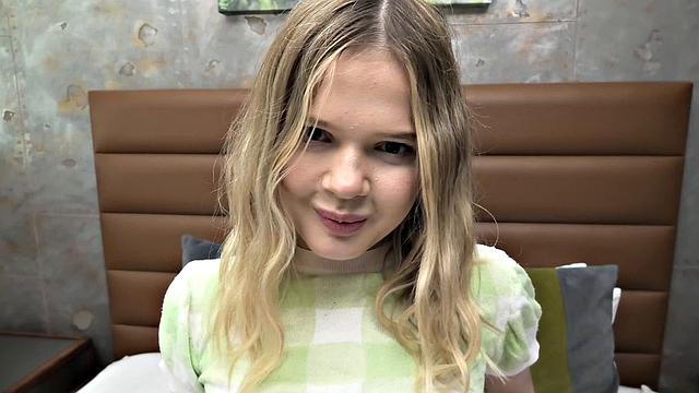 загорелая блондинка с хвостиками дрочит и сосёт на pov