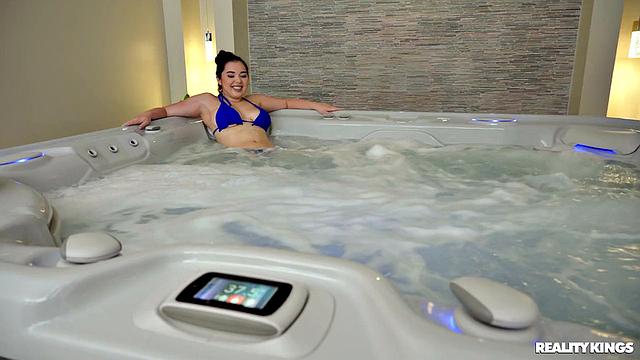 Диана Риус в джакузи заводит сиськами и трахает Рауля Косту по полной программе.